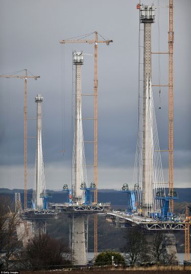 昆斯费里大桥(福斯三桥)世界最大跨度三塔斜拉桥的图2
